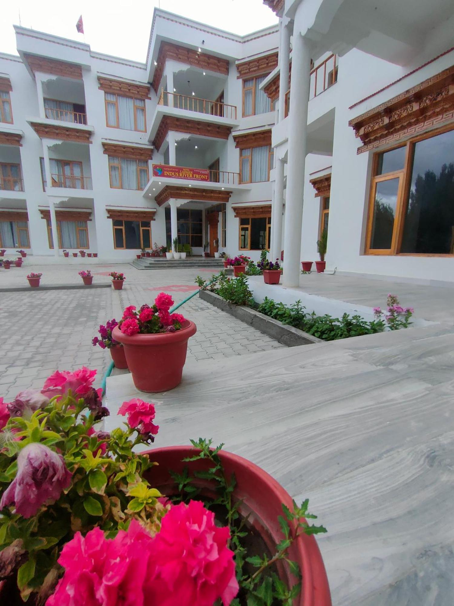 Hotel Ladakh Indus River Front Leh Exterior foto